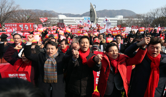 자유한국당 당 대표 후보  김진태, 오세훈, 황교안이 16일 오전 경남 창원시 의창구 경남도청 앞에서 열린 '댓글조작 김경수 규탄대회'에 참석해 인사하고 있다. <연합뉴스>